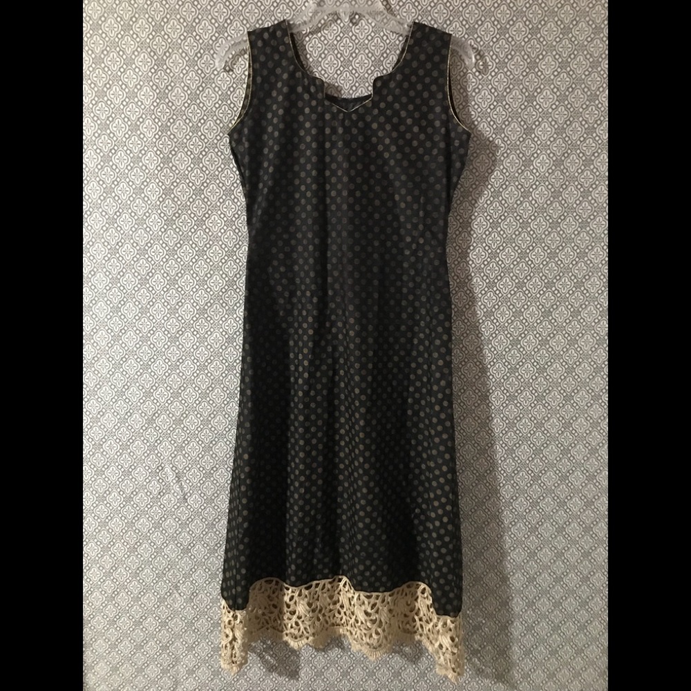 Sleeveless boutique style dress with lace hem